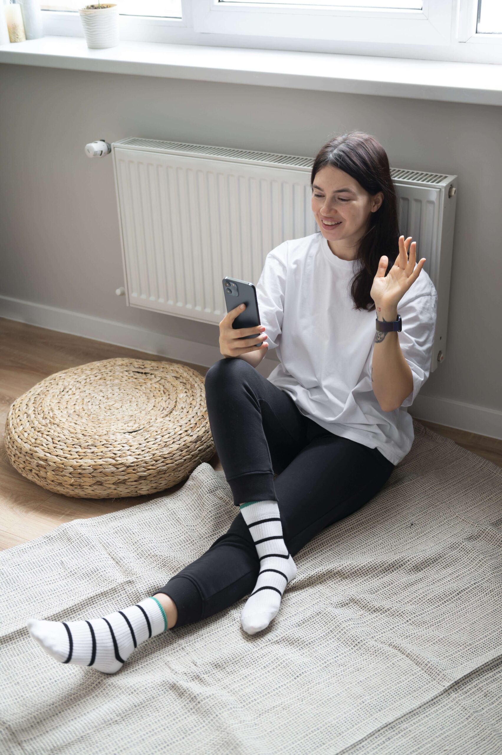 mujer hablando por su telefono inteligente en casa durante la cuarentena